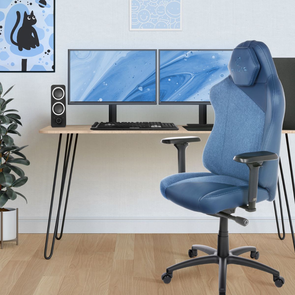 HIVAR Skylar Ocean Gaming Stuhl vor einem Gaming Setup mit blauen Bildern an der Wand