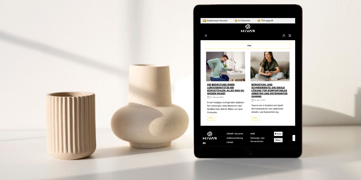 Tablet mit dem HIVAR Blog auf einer modernen Kommode mit zwei Vasen