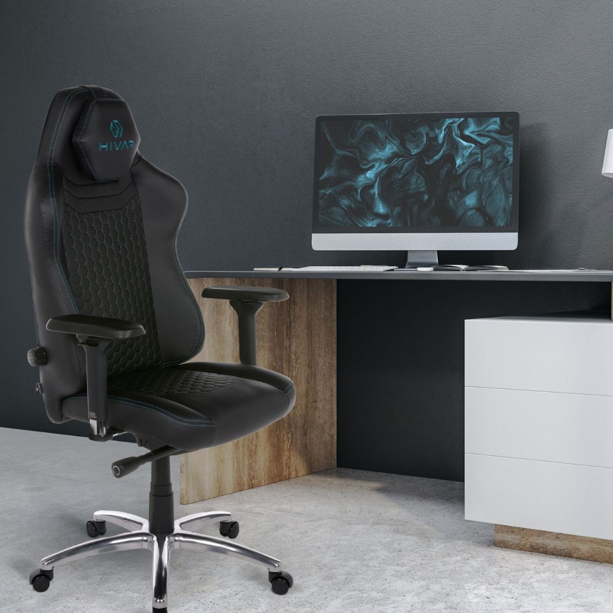 HIVAR Orbcial Onyx Bürostuhl vor einem dunklen Hintergrund und vor einem Schreibtisch