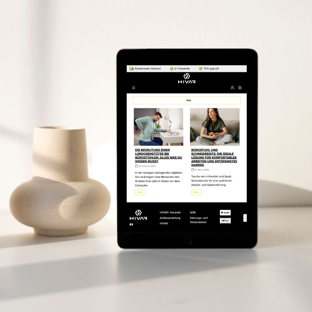 Tablet mit dem HIVAR Blog auf einer modernen Kommode mit zwei Vasen für die mobile Darstellung