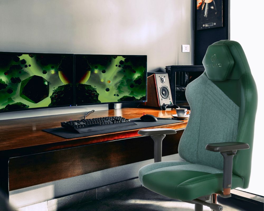 Skylar Forest Gaming Stuhl in dunkelgrün vor einem Gaming-Setup